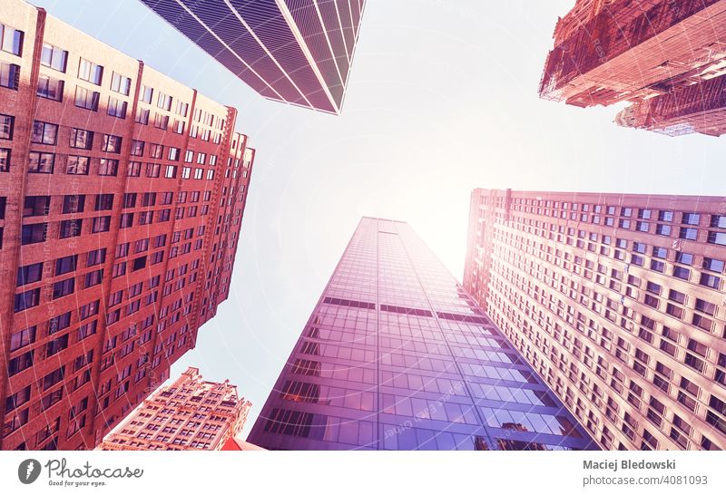 Blick auf Manhattan Wolkenkratzer gegen die Sonne, Farbe getönten Bild, New York City, USA. Großstadt New York State Büro Gebäude Business District nachschlagen