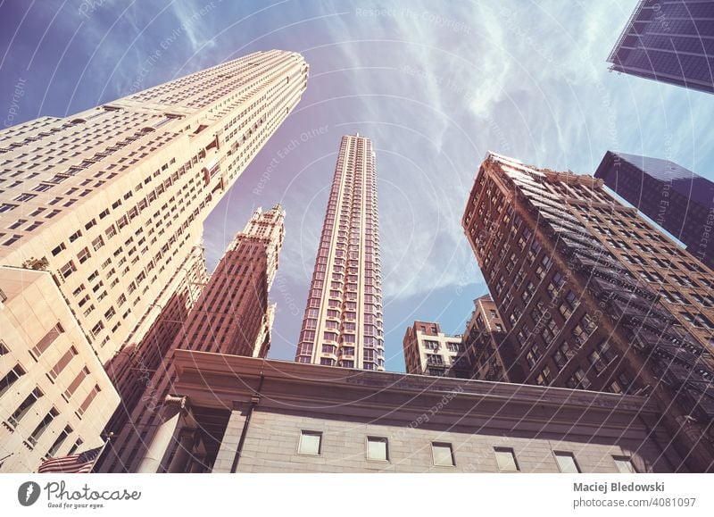 Blick auf Manhattan Wolkenkratzer, Farbe getönten Bild, New York City, USA. Großstadt New York State Büro Gebäude Business District nachschlagen nyc neu Wand