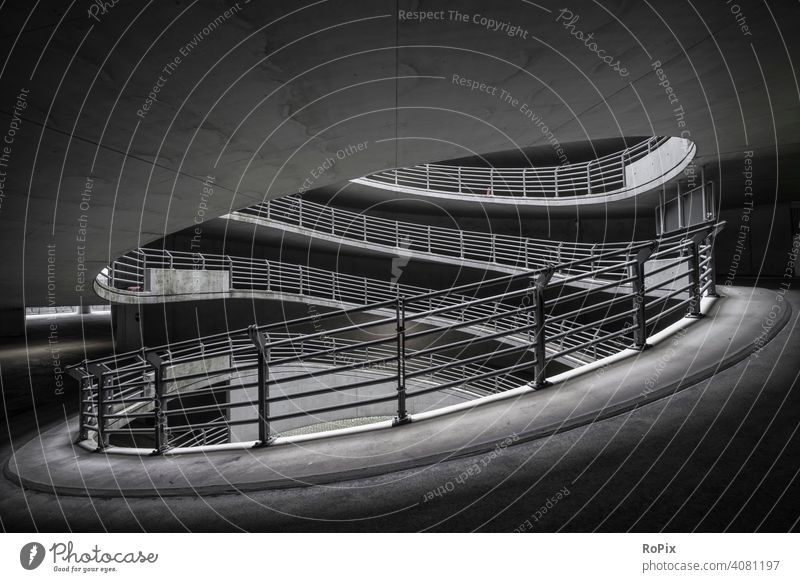 Lockdown im Parkhaus. Tunnel crossing Unterführung Stahlwerk Technik Infrastruktur Stadt Beleuchtung Kontrast urban Säulen Fluchtweg Mechanik Statik Festigkeit