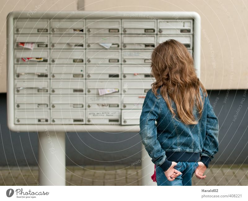 Briefkasten-Kind Wohnung Mensch feminin Mädchen Kindheit Jugendliche 1 8-13 Jahre Klingel blau Traurigkeit Einsamkeit Kontakt Farbfoto Außenaufnahme Tag