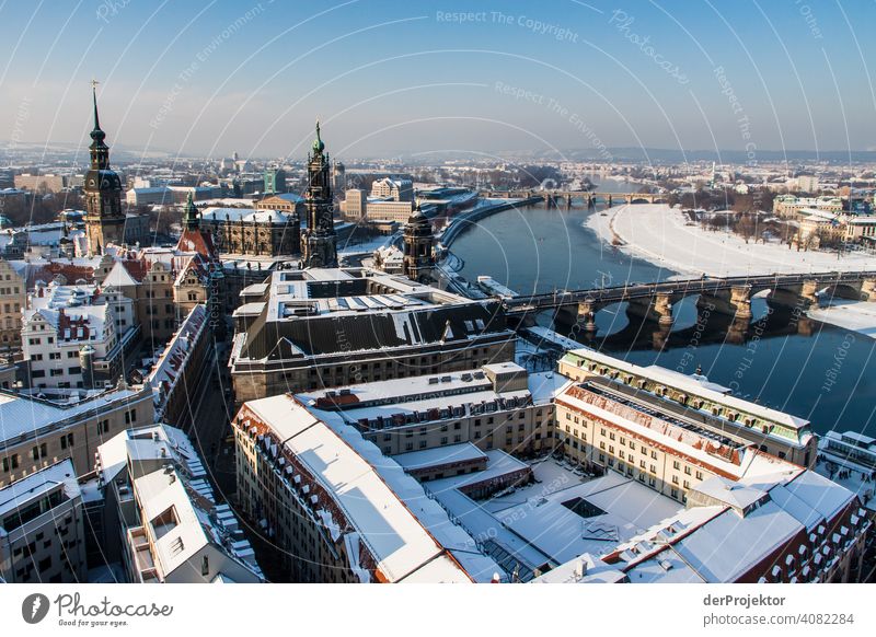 Dresden Panorama im Winter I Dach Grundbesitz Immobilienmarkt Starke Tiefenschärfe Textfreiraum oben Hochhaus Urbanisierung Textfreiraum rechts