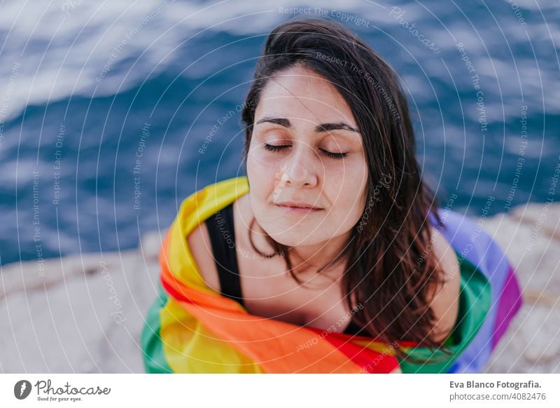 junge schöne Frau hält einen Regenbogen Homosexuell Flagge im Freien. LIFESTYLE und Stolz Konzept. Liebe ist Liebe Tag Gemeinschaft schwul stolz Sex Leben Fahne
