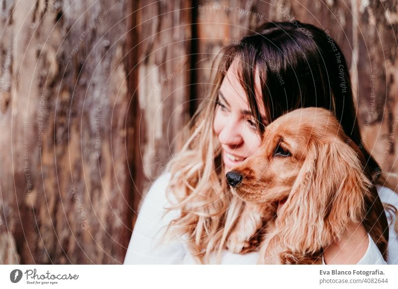 junge Frau und ihr niedlicher Cockerspaniel-Welpe im Freien Hund Haustier Park sonnig Liebe Umarmung Lächeln Rückansicht Kuss züchten Reinrassig schön blond