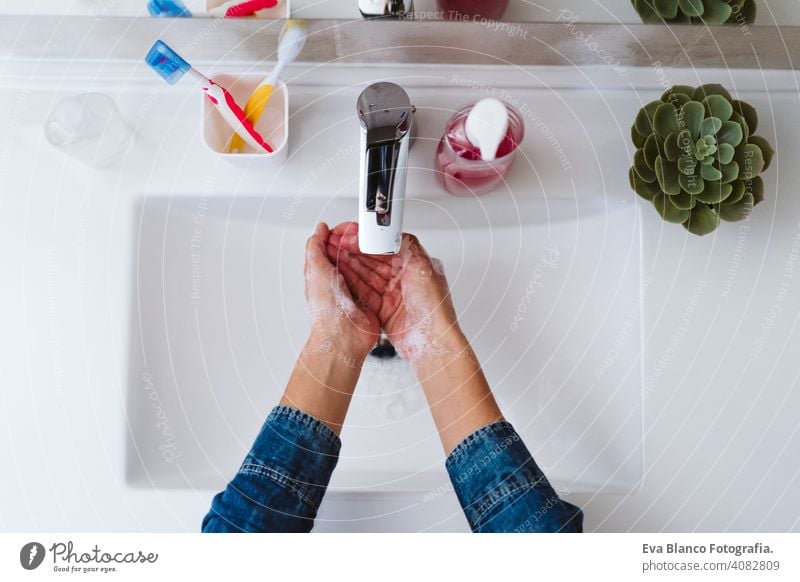 unerkennbare Frau beim Händewaschen an einem Waschbecken mit Seife. Coronavirus covid-19 Konzept Wäsche waschen Corona-Virus zu Hause bleiben Alkohol Hygiene