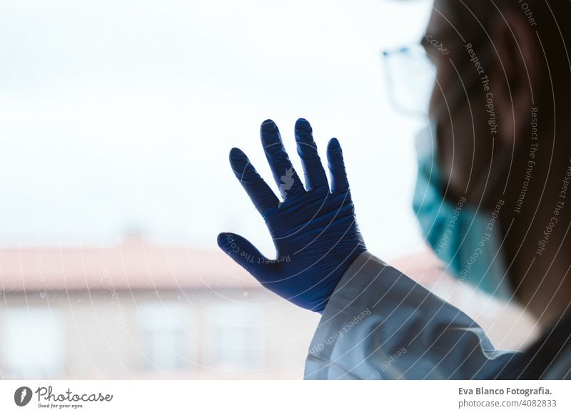 Arzt Mann trägt Schutzmaske, Stethoskop und Handschuhe in Innenräumen. Corona Virus Konzept Porträt professionell Corona-Virus Krankenhaus arbeiten Infektion