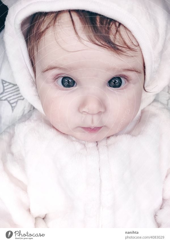 Lovely Porträt eines Baby-Mädchen trägt Winterkleidung kleines Mädchen Kindheit niedlich wenig Gesicht Auge graue Augen neugeboren Elternschaft Süßer lieblich
