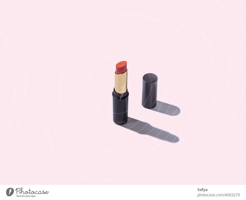 Öffnen Sie rote nackte Lippenstift Make-up-Paket auf rosa Hintergrund Geometrie Produkt Kosmetik Tube weiß Schönheit machen orange diagonal geometrisch offen