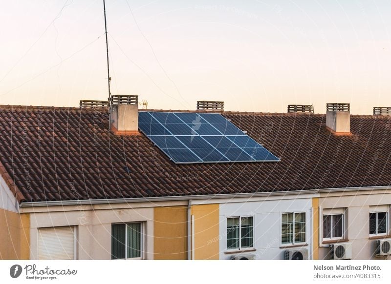 Haus mit Photovoltaik-Modulen auf dem Dach gewinnt Energie aus dem Sonnenlicht Sonnenkollektor Kraft Dachterrasse wohnbedingt Brennstoff Umwelt Wahl Licht