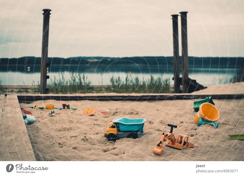 Bald ist wieder Sommer | Sandkasten für Kinder auf einem Spielplatz am See sandkiste Eimer Badestelle Spielzeug Kindheit Kinderspielplatz Strand Spielen Ufer