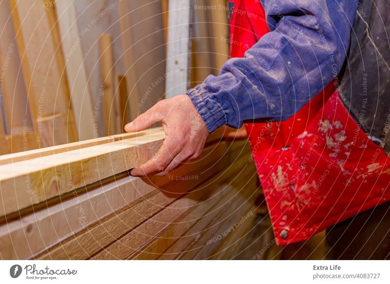 Schreiner richtet die verleimten Holzprofile in der Zimmerei aus und bereitet sie zum Einspannen vor Klebstoff Ausrichten bewerben einrichten Holzplatte