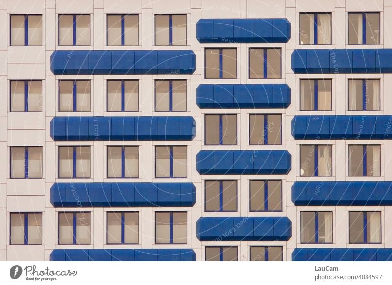 Blau-weiße Fassade eines Hotels mit vielen Fenstern im Prenzlauer Berg Fassadenverkleidung Gebäude Hotelzimmer blau blauweiß Außenaufnahme Architektur Haus