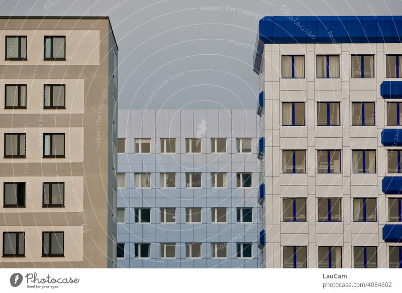 Fensterfront von drei Hochhäusern in den Farben weiß, blau, hellblau, beige und braun Hochhaus Fassade himmelblau hausfassade Stadt Haus Architektur Gebäude