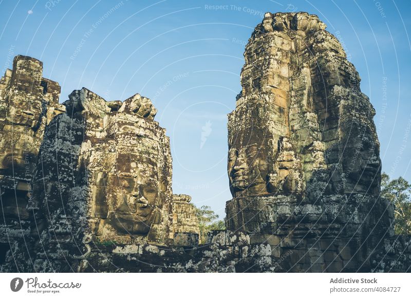 Steinstatuen in der Nähe eines antiken Tempels Statuen verwittert sonnig tagsüber Architektur Orientalisch Angkor Wat Religion reisen Skulpturen Reihe Denkmal