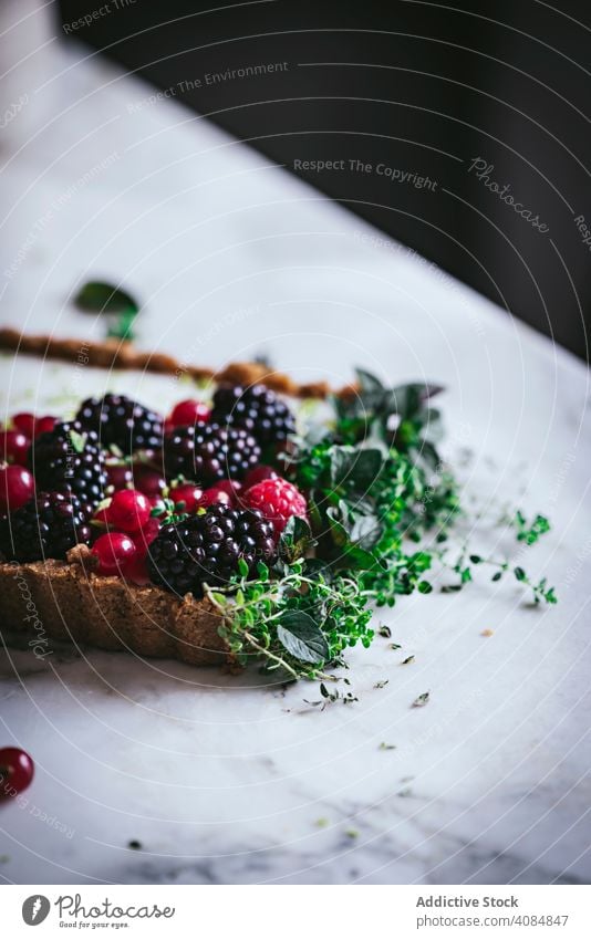 Limettenkuchen mit Beeren dekorierend Kuchen Dessert Lebensmittel süß geschmackvoll selbstgemacht lecker Tischplatte Himbeeren Stil kulinarisch Stillleben