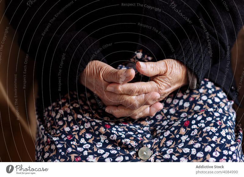 Detail der Hände einer älteren Frau Person Hand Erwachsener alt menschlich Finger Senior Arthrose Menschen Kaukasier Detailaufnahme Gesundheit Lifestyle Pflege