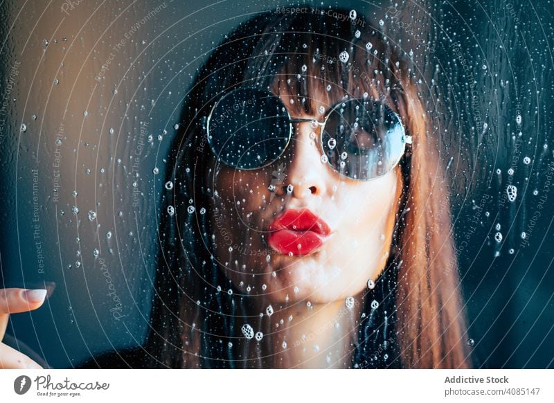 Stilvolle Frau küsst Glas Kuss rot Lippenstift stylisch sinnlich Leidenschaft Erwachsener sexy Sonnenbrille Schirme Accessoire Make-up Sauberkeit durchsichtig