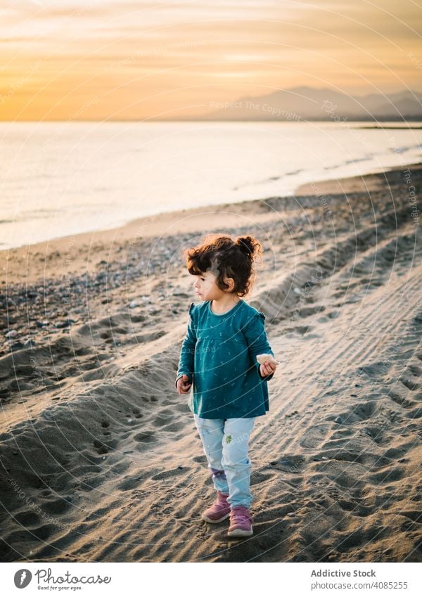 kleines Mädchen schaut auf das Meer Strand Ansicht Blick Freiheit MEER wenig bezaubernd Sommer Stehen Kinder Sand Wasser reisen weiß schön Urlaub blau Kaukasier