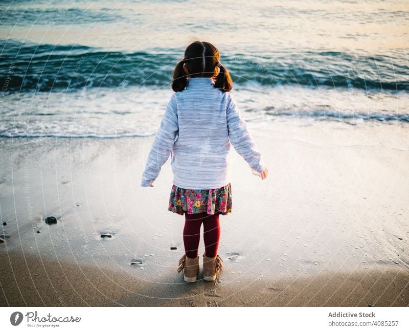 Rückenansicht eines kleinen Mädchens mit Blick auf das Meer Strand Ansicht Freiheit MEER wenig bezaubernd Sommer Stehen Kinder Sand Wasser reisen weiß schön