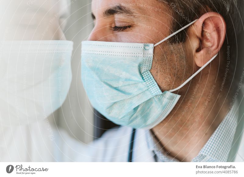 Arzt Mann trägt Schutzmaske und Handschuhe in Innenräumen. Corona-Virus-Konzept Porträt professionell Krankenhaus arbeiten Infektion tragend Sicherheit Seuche