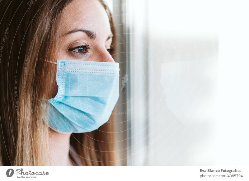 Porträt durch das Fenster des Arztes Frau trägt Schutzmaske und Handschuhe im Innenbereich. Corona Virus Konzept stoppen professionell Corona-Virus Krankenhaus