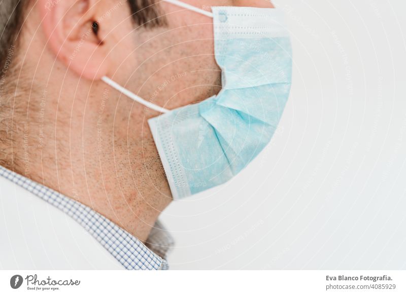 Porträt von kaukasischen Arzt mit Schutzhandschuhen und Maske. Chinesisches Corona-Virus-Konzept. 2019-nCoV stoppen Hand Mann professionell Krankenhaus arbeiten