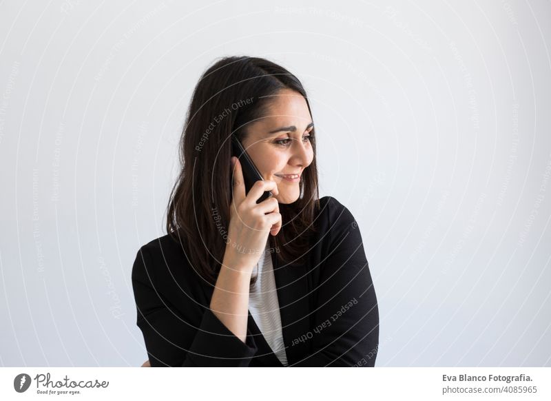 schöne junge Geschäftsfrau spricht auf ihrem Handy und lächelnd. weißen Hintergrund. Business-Konzept. Lebensstile Frau Computer Büro Laptop Arbeiter