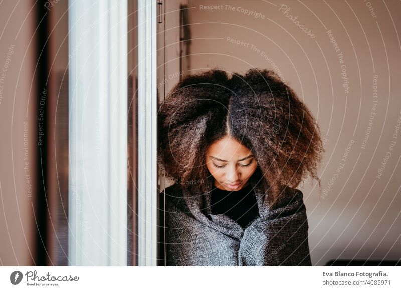 Porträt der schönen afroamerikanischen jungen Frau am Fenster. Lebensstil im Innenbereich Afroamerikaner Kaffee heimwärts ethnisch gemischte Rasse Tee Herbst