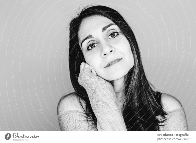 Porträt drinnen von einer jungen schönen Frau mit led Ring Reflexion in ihren Augen. Schwarz-Weiß-Fotografie stylisch Stil Make-up Atelier blitzen Hintergrund