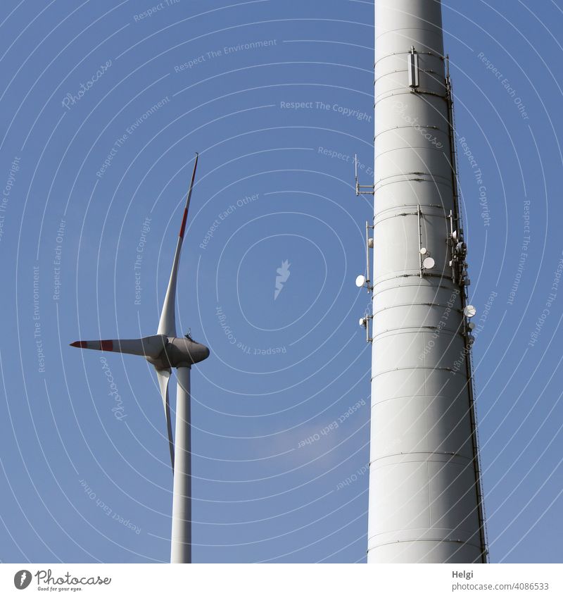 Windkraftanlagen - eine kleinere und eine riesengroße, an deren Mast mehrere Satellitenschüsseln angebracht sind Windrad Strom Stromversorgung Energie