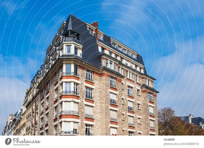 Blick auf historische Gebäude in Paris, Frankreich Architektur Stadt Sehenswürdigkeit Reise Urlaub Reiseziel alt Himmel Wolken blau Haus Dach Fassade Häuser