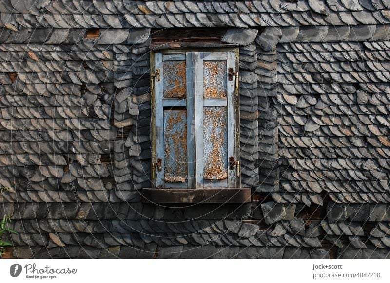 traditionelle schiefe wacklige Dachziegeln bei geschlossenen Fenster Haus Architektur Strukturen & Formen Hintergrundbild Steildach Fassade Fensterladen alt