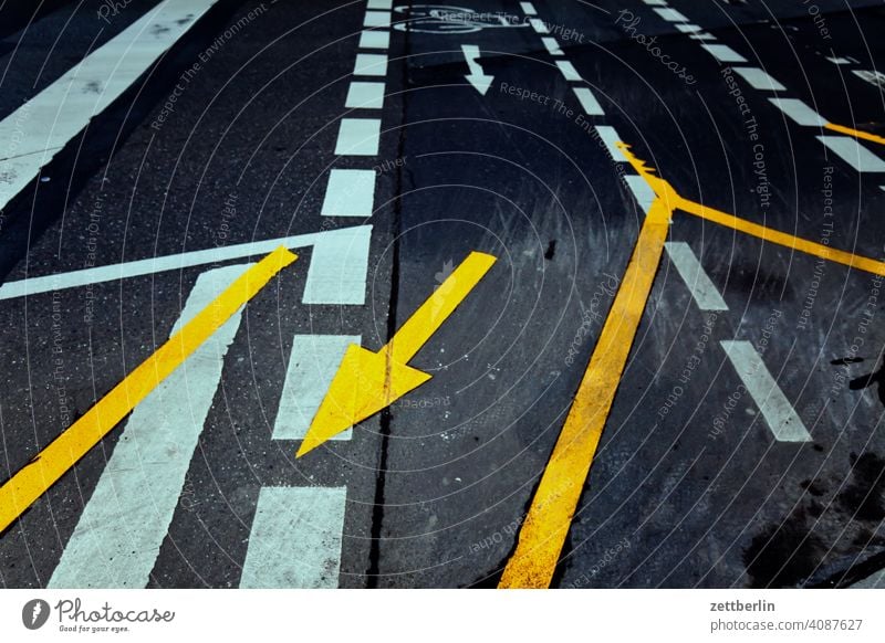 Fahrbahnmarkierung abbiegen asphalt ecke fahrbahnmarkierung fahrrad fahrradweg hinweis kante kurve linie links navi navigation orientierung pfeil radfahrer