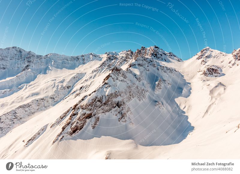 Wunderschöne Aussicht auf die schneebedeckten Schweizer Alpen und den blauen Himmel vom Pizolberg Panorama pizol Berge See Berge u. Gebirge wandern