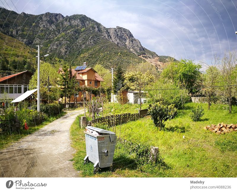 Volle Mülltonne im Dorf Dogancay in den Bergen bei Adapazari in der Provinz Sakarya in der Türkei im Sommer bei Sonnenschein Gebirge Landschaft Heimat Zuhause