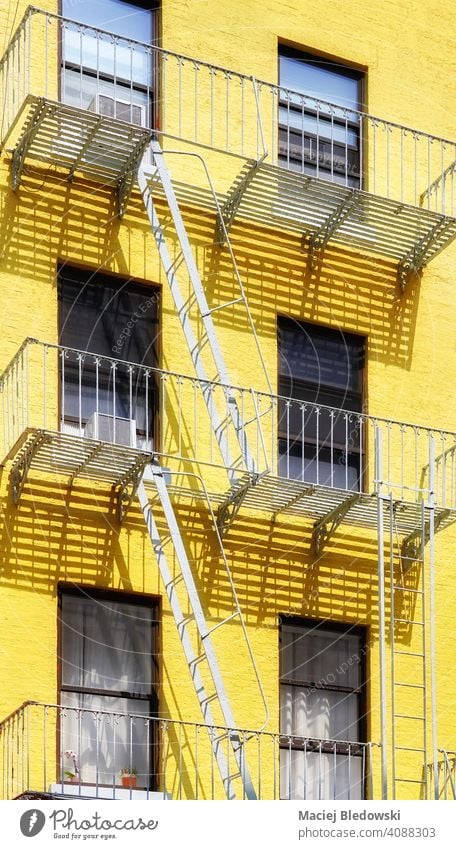 Altes gelbes Gebäude mit eiserner Feuerleiter, New York City, USA. Großstadt New York State Manhattan alt Feuertreppe Architektur Haus Fassade Treppe nyc