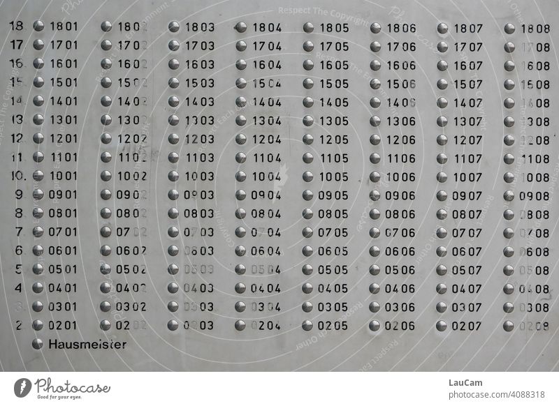 Nummerierte Klingelknöpfe plus Hausmeister-Klingel in einem Hochhaus in Berlin-Marzahn Klingelknopf Klingelschild Plattenbau Nummern Nummerierung Zahlen Ordnung