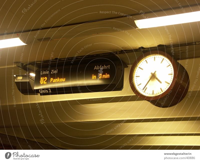in 3 min U-Bahn analog Zeit Uhr Bahnhof warten berlin-pankow Digitalfotografie Anzeige
