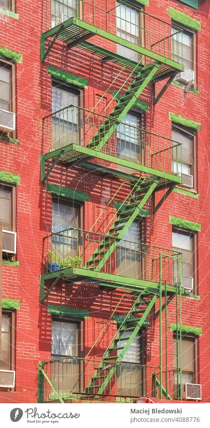 Altes rotes Backsteingebäude mit grüner Eisenfeuerleiter, New York City, USA. Großstadt Gebäude New York State Manhattan alt Feuertreppe Architektur Treppe Haus