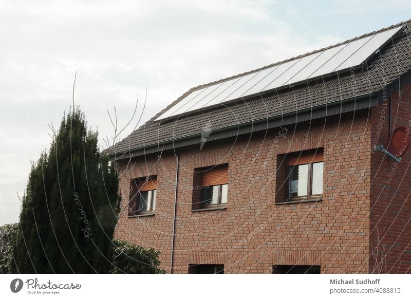 Eine Solaranlage auf einem 2,5 stöckigem Haus (6 Familienhaus) die zur Warmwassergewinnung genutzt wird. Altenative Energie Thermisch Regenerativ