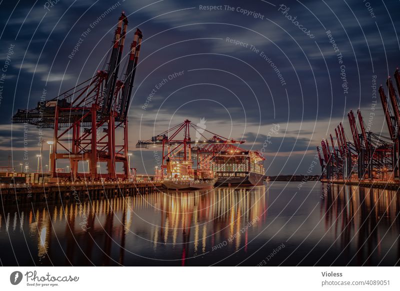 Nachts in Hamburg - Burchardkai Hafen Terminal Container Lichter Langzeitbelichtung Krahn Schiff Containerschiff Schifffahrt dunkel beladen entladen löschen