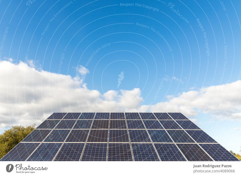 Photovoltaik-Solarstrom-Panel auf Himmel Hintergrund Sonnenkollektor Umwelt Energie solar Klima regenerativ nachhaltig Ökostrom Kraft Sauberkeit Zukunft