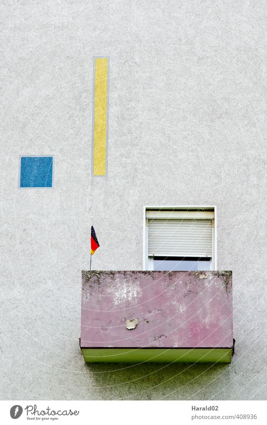 Fähnchenhalterbalkon Fassade Balkon Beton Fahne klein Einsamkeit Deutschland Hochformat Sanieren deutsch deutsche verfallen Nationalitäten u. Ethnien