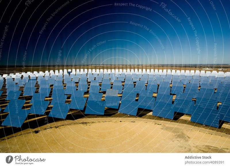 Sonnenkollektor, der Sonnenstrahlen reflektiert solar Paneele Kraft Station reflektierend Strahlen glänzend Photovoltaik Himmel wolkenlos sonnig Zellen tagsüber