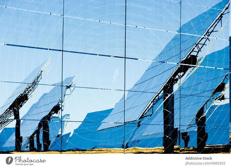 Reflexion von Sonnenkollektoren an einer Glaswand solar Paneele Kraft Station Reflexion & Spiegelung Wand glänzend sonnig Zellen tagsüber Energie Elektrizität