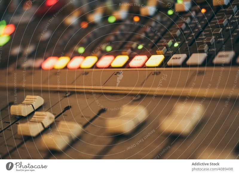 Equalizer-Instrument in einem Studio akustisch abschließen Klang Einfluss Frequenz Einsteller Resonanzboden Inszenierung Knöpfe Zähler Radio Komponist Atelier