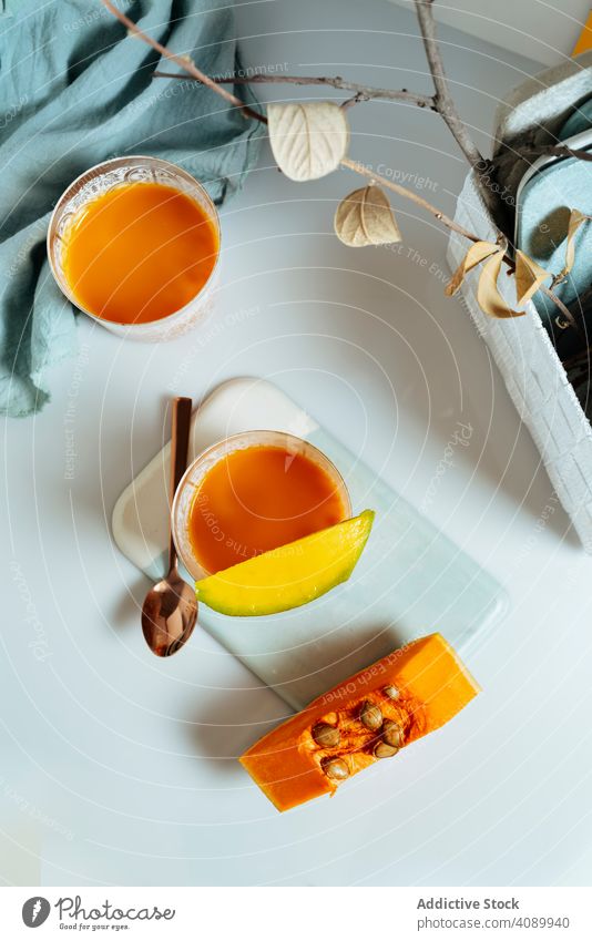 Leckerer Mango-Smoothie im Glas Lebensmittel trinken Frucht Veganer Saft frisch Gesundheit Supernahrung organisch Frühstück Hintergrund lecker Getränk Hand