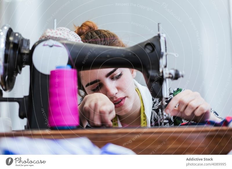 Teenager-Mädchen in einer Nähschule Frau Klasse Klassenraum Bekleidung Stickereien Gewebe Fabrik Job Maschine Muster Beruf Schule Näherin Nähen Schüler Atelier