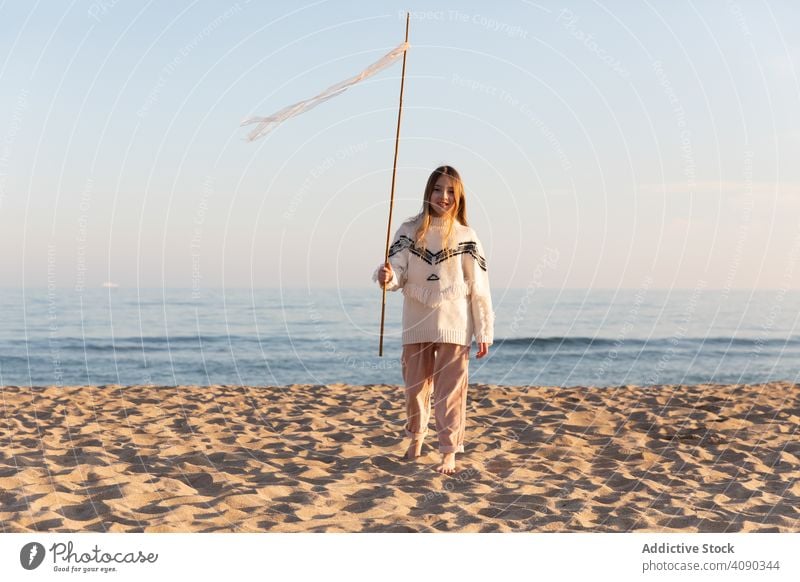 Teenager-Mädchen mit Stock und Bänder am Strand kleben Lächeln Wegsehen Lifestyle Freizeit Natur lange Haare Spaß Himmel wolkenlos ruhen sich[Akk] entspannen