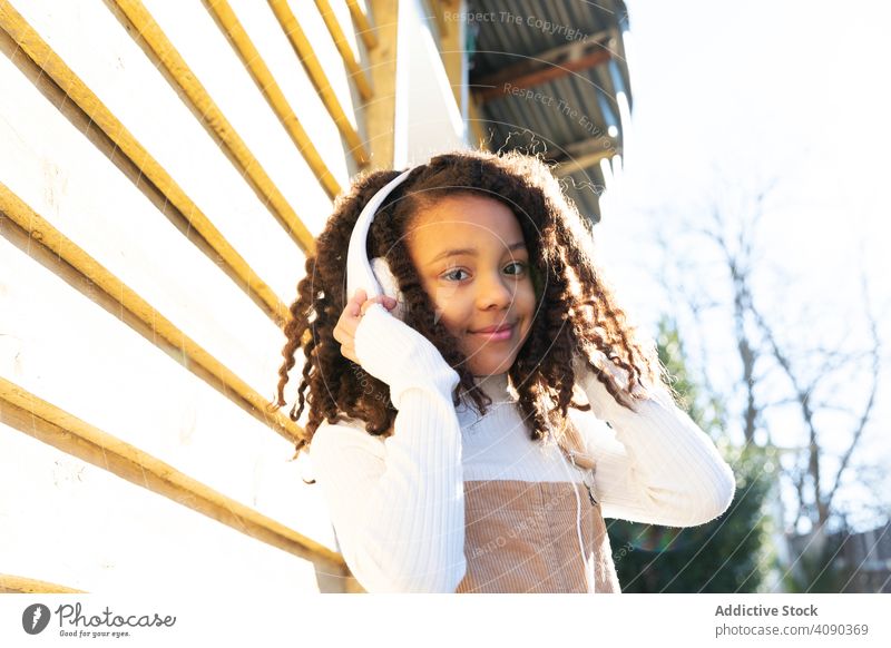 Afrikanisch-amerikanisches Mädchen hört Musik mit Kopfhörern Amerikaner schwarz hören Glück jung schön hübsch attraktiv Menschen Lifestyle Stehen