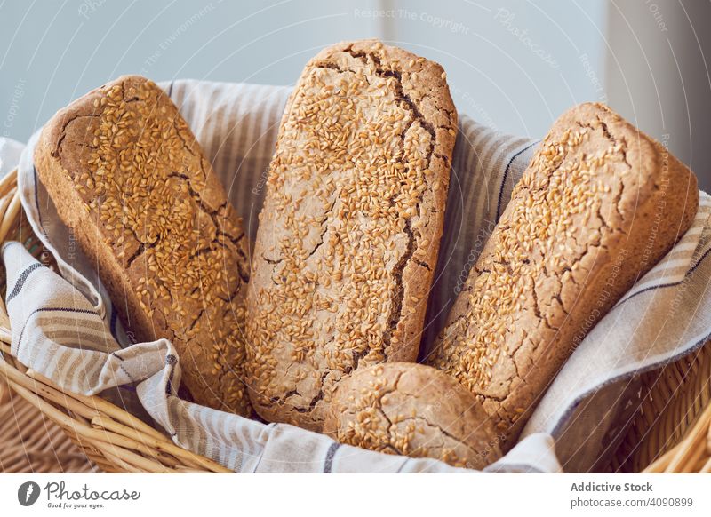 Brot mit Samen Sortiment Zusammensetzung Lebensmittel Saatgut Brotlaib Brötchen Baguette Bäckerei Lebensmittelgeschäft Layout Speise Mahlzeit Ernährung essen